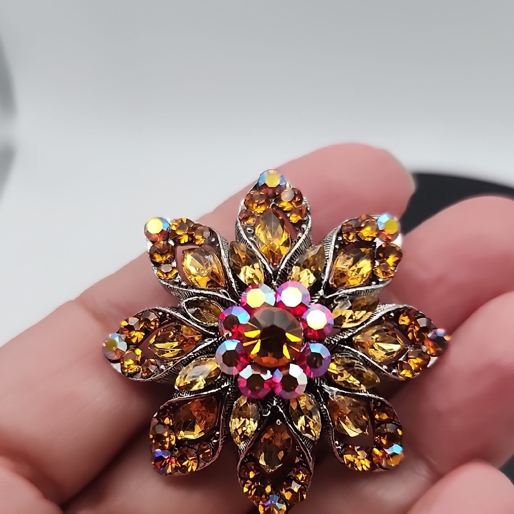 Sparkling Floral Brooch with Brown and Gold Hues - Picture 11 of 13